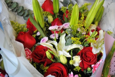 情人節催熱“浪漫經濟”，濟寧鮮花市場火爆，禮品花卉銷售激增